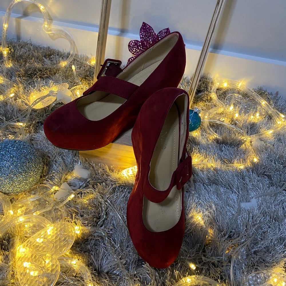 Shoes for women,excellents conditions,size 5.5.  Wine suede  color .